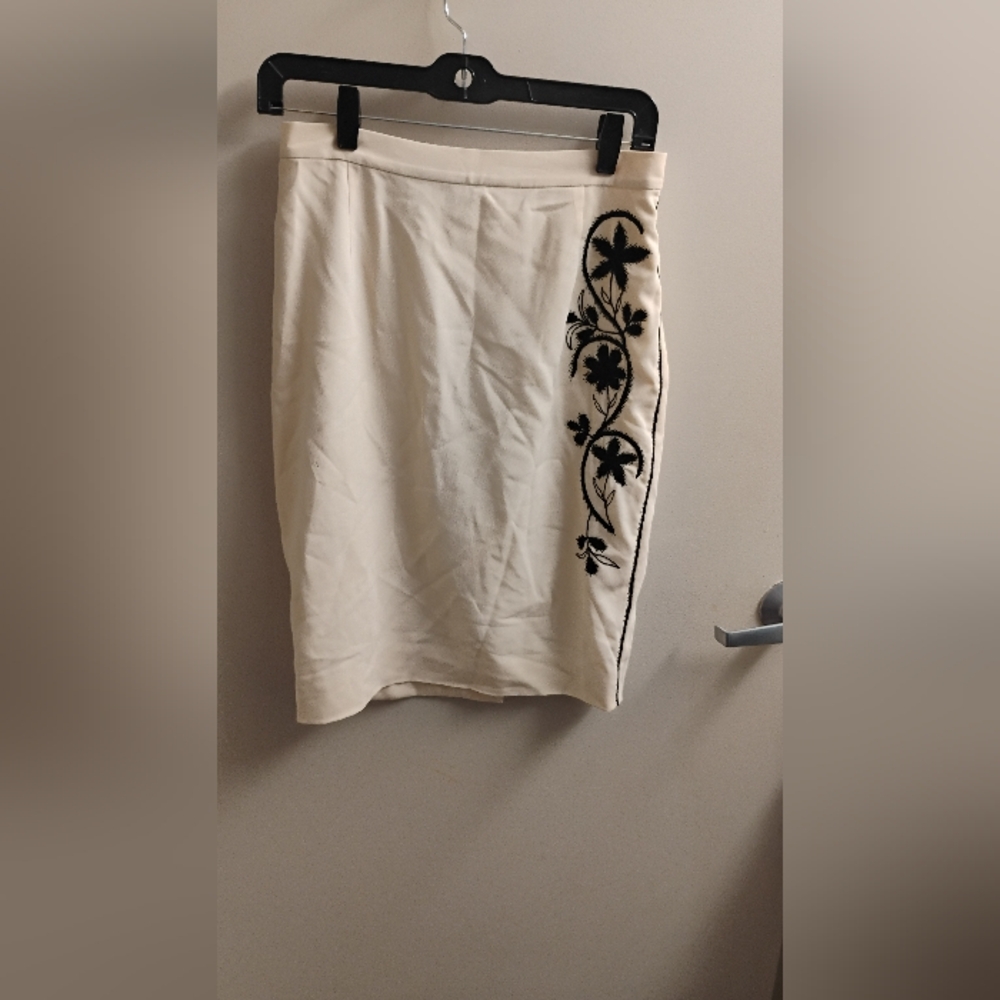 Emanuel Ungaro Cream Black Embroidered Pencil Skirt Sz 40